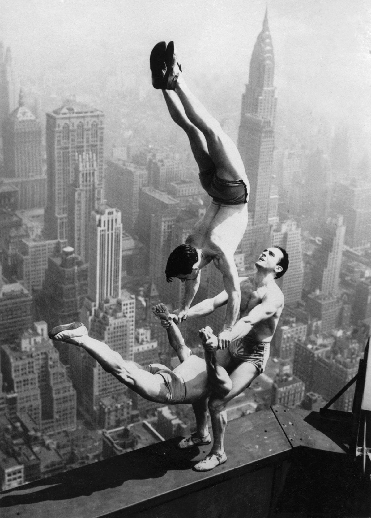 we-make-buying-your-favorite-drei-akrobaten-am-empire-state-building-online-now_0.jpg